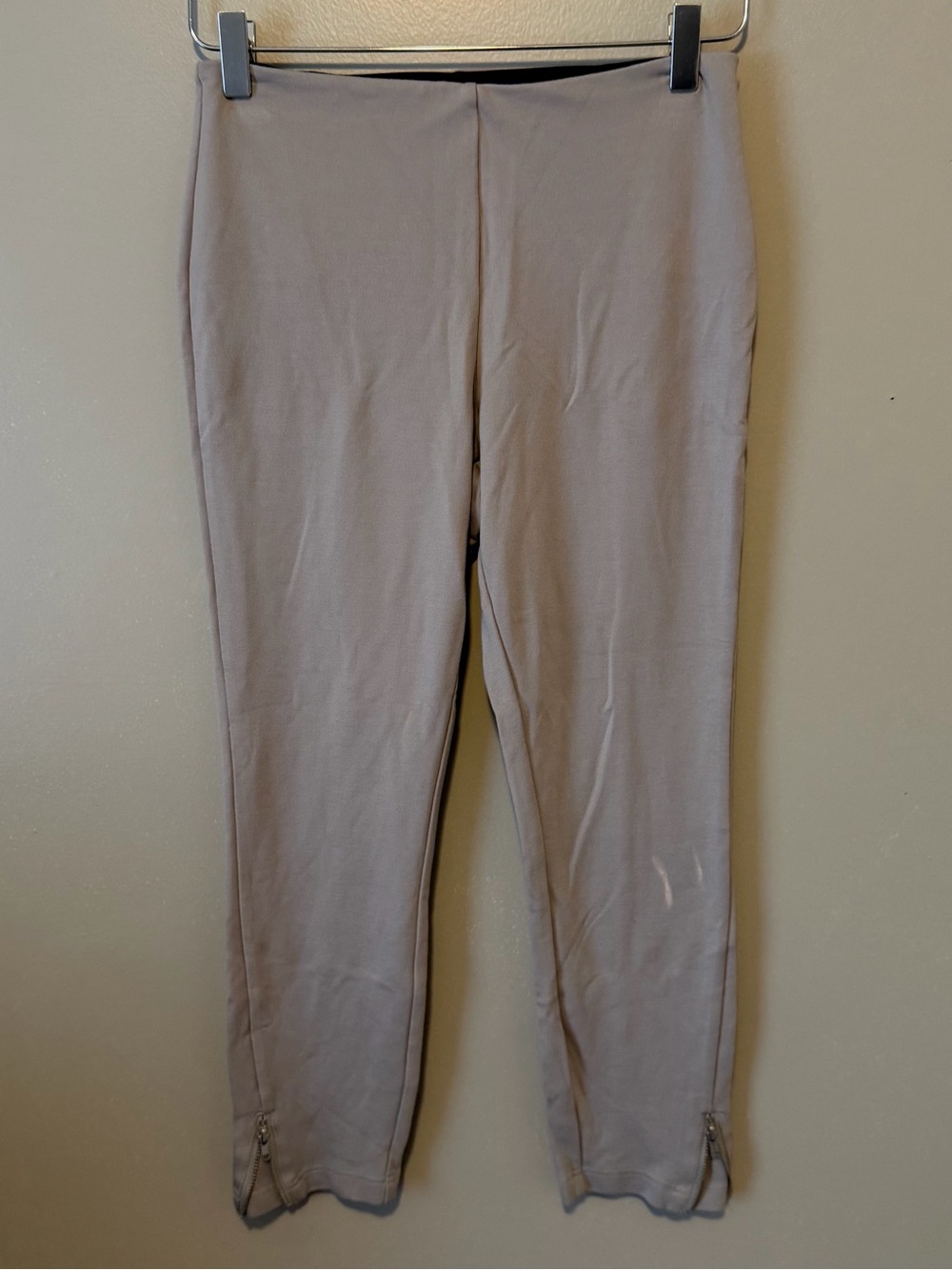 Lysse grey cream pull on trouser pants zipper details at ankle size medium